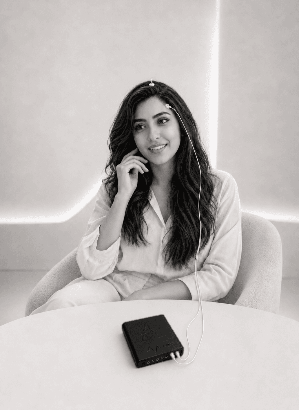 زن با دستگاه آلفا — نوروفیدبک